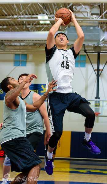 深圳球员在对抗中高高跃起准备投篮，防守球员封到脸上，空中对抗瞬间充满张力。