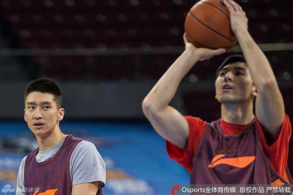 挥汗甲子铸辉煌 北京首钢男篮夏训蓄力新赛季 队长吉喆在空无一人的训练馆里,神情专注地跳起投篮,每一个动作都力求完美,汗水早已浸透了他的球衣。