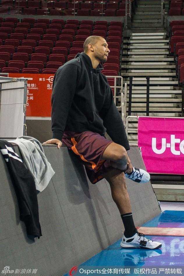 挥汗甲子铸辉煌 北京首钢男篮夏训蓄力新赛季 大外援莫里斯在场边坐着发呆,眼神放空,表情呆萌可爱,与球场上凶悍的他形成了有趣的反差萌。