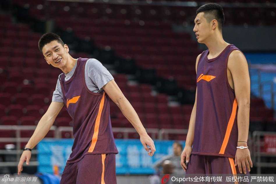 挥汗甲子铸辉煌 北京首钢男篮夏训蓄力新赛季 张庆鹏在体能教练的指导下进行单打训练,他咬紧牙关,肌肉线条分明,完全看不出是一名久经沙场的老将。