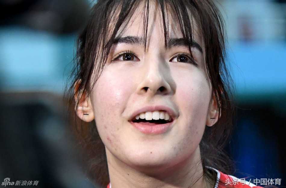 排球少女阿迪娜:父亲是篮球名宿,我却用汗水定义自己的赛场 赛前的更衣室里,阿迪娜正在整理护具,她低头认真检查着每一个细节,即将脱下外套上场,为即将到来的战斗做最后的准备