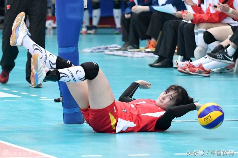 排球少女阿迪娜:父亲是篮球名宿,我却用汗水定义自己的赛场 扎着丸子头的阿迪娜在网前高高跃起,手腕轻轻一抖,将球精准传给队友,眼神中透着七分专注与三分自信