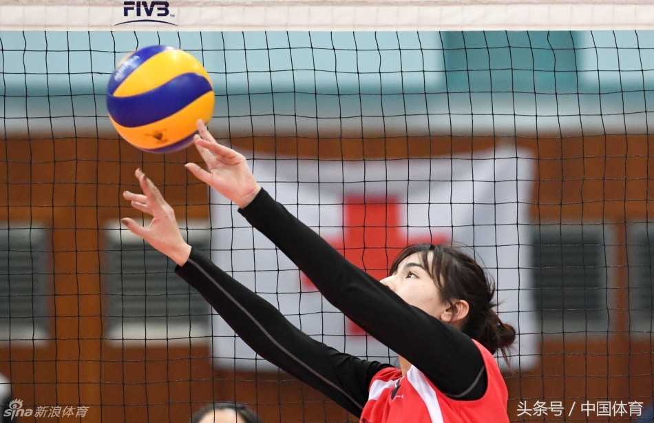 排球少女阿迪娜:父亲是篮球名宿,我却用汗水定义自己的赛场 场边的阿迪娜表情纠结,咬着嘴唇与身旁的队友低声商议,似乎正在为如何破解对手的强攻而苦恼