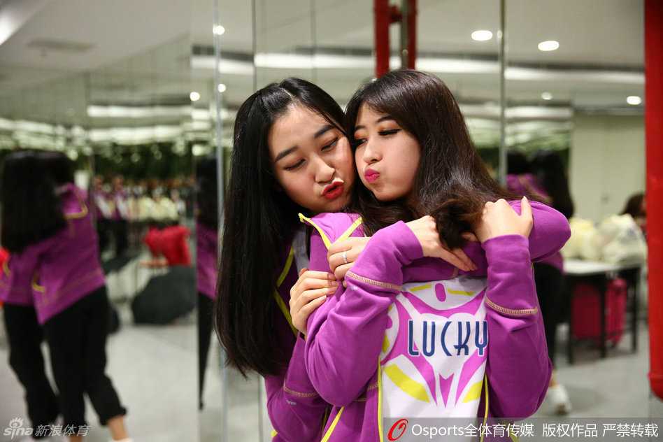 后台光影交错，一位篮球宝贝转身瞬间露出性感迷人的美背线条，成为镜头中的亮丽风景