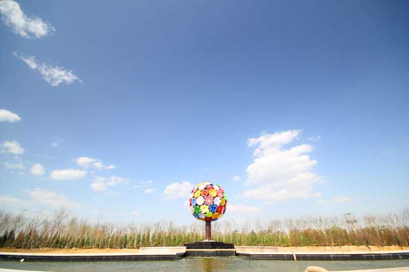 紫色的薰衣草花田延伸至天际，弥漫着浪漫的气息，是情侣与家庭拍照留念的绝佳背景。