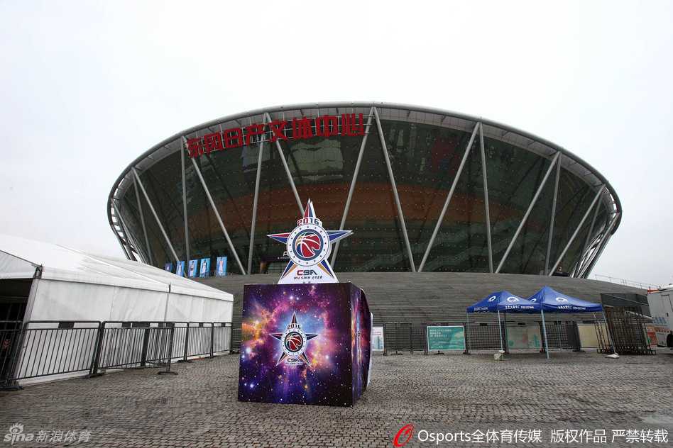 扣篮大赛热门王潼在赛前热身中腾空而起，身体在空中完全舒展，仿佛摆脱了地心引力，将青春与力量完美定格