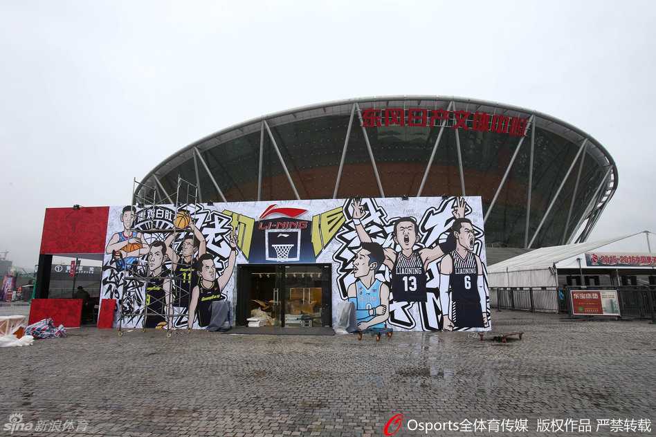 宏伟的东莞篮球中心内部全景，巨大的漏斗屏和璀璨的灯光将整个赛场映照得如同梦幻舞台，静候球星登场