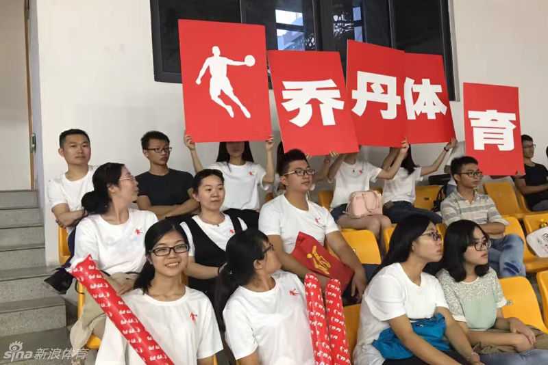 三分线外，他选择跳投，迎着防守人的封盖自信出手，篮球在空中划出一道美丽的弧线，直奔篮筐而去。