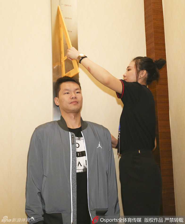 揭秘CBA体测“名场面”:朱芳雨王汝恒身高实测,工作人员脚踩椅子抢镜 只见朱芳雨一脸轻松地站上身高测量仪,旁边的队友和工作人员正目不转睛地盯着缓缓下降的横杆。