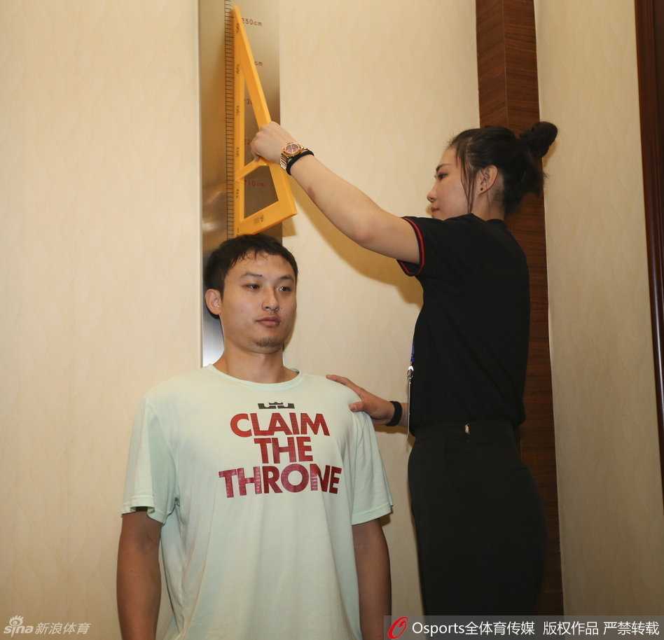揭秘CBA体测“名场面”:朱芳雨王汝恒身高实测,工作人员脚踩椅子抢镜 面对镜头,朱芳雨露出标志性的微笑,身板挺得笔直,展现出老将独有的从容与自信。