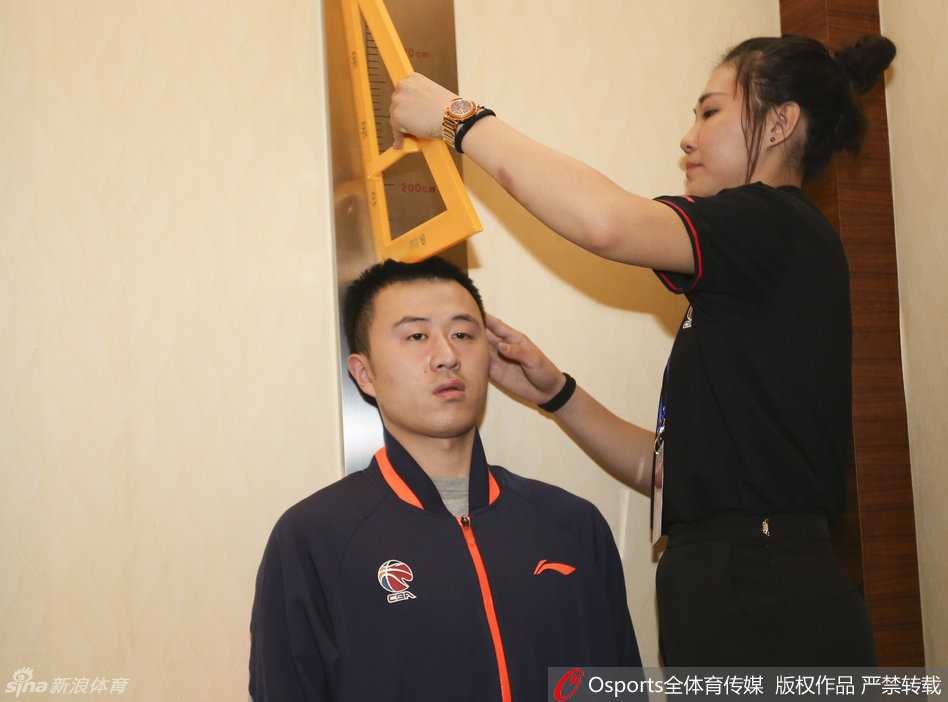揭秘CBA体测“名场面”:朱芳雨王汝恒身高实测,工作人员脚踩椅子抢镜 刘晓宇正准备进行身高测量,他脱掉鞋子站上仪器,一双长腿在人群中格外显眼,尽显控卫的身体天赋。