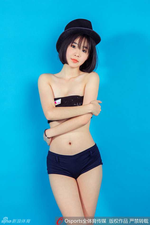 黄逸辉手举充气加油棒，眉眼弯弯笑得格外开心，身姿舒展的她仿佛在用全身的细胞为场上的队员注入能量。