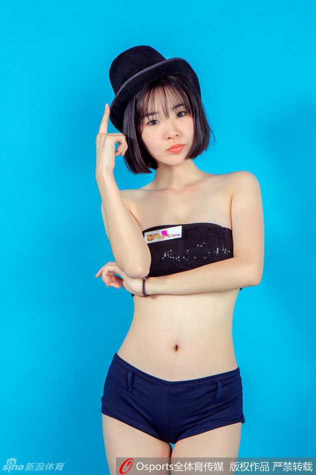 动感的舞姿瞬间点燃全场，黄逸辉与队友们动作整齐划一，充满力量感的甩头瞬间，飞扬的发丝都散发着青春的活力。