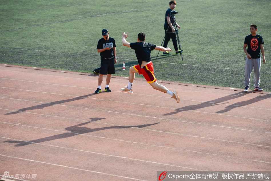 揭秘!宫鲁鸣挂帅中国男篮海埂高原备战,众将苦练只为里约绽放 教学赛中,翟晓川高高跃起,拼尽全力争抢篮板,他一丝不苟的比赛态度和出色的运动能力,成为了中国男篮锋线上的一道坚实屏障。