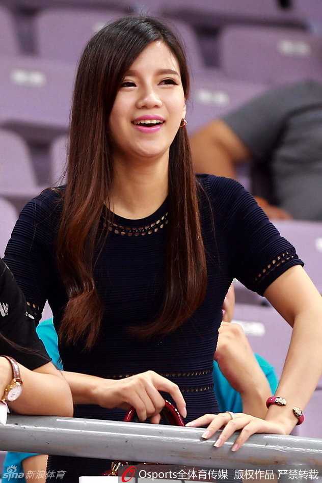 翟晓川女友手拿饮料，眼睛却一刻不离赛场，清纯气质中透着一股为男友骄傲的倔强。