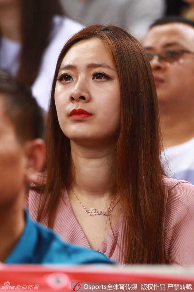 翟晓川女友看比赛时喜笑颜开，情绪随比赛起伏，双手轻托脸颊，纯真热情令人印象深刻。