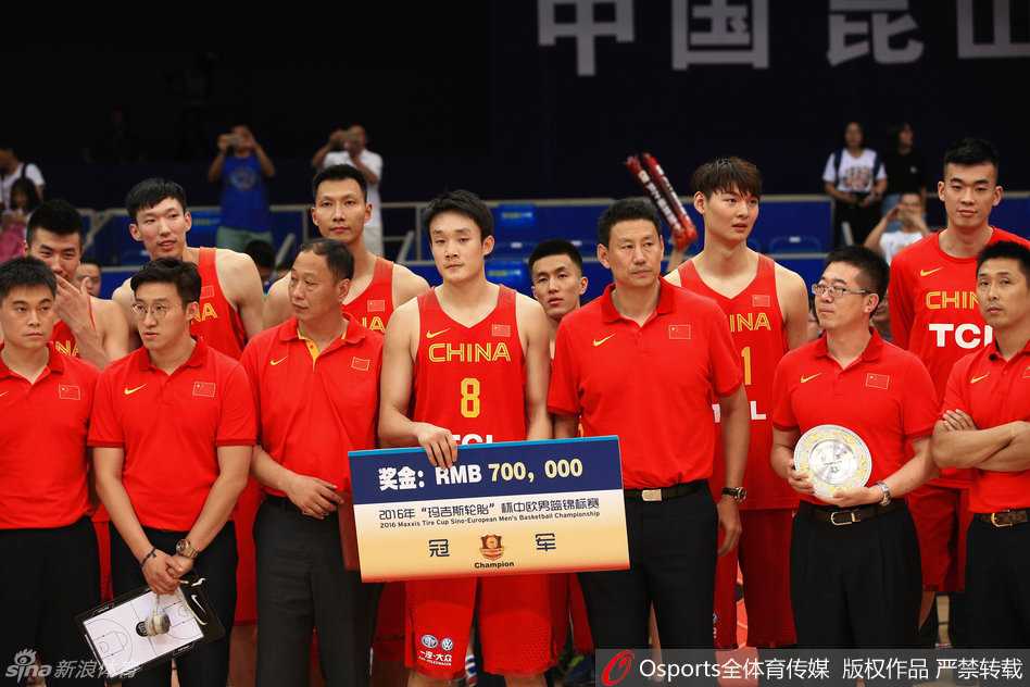 赛前热身，郭艾伦神情专注地进行运球练习，豆大的汗珠已挂满额头，眼神里透着对胜利的渴望。