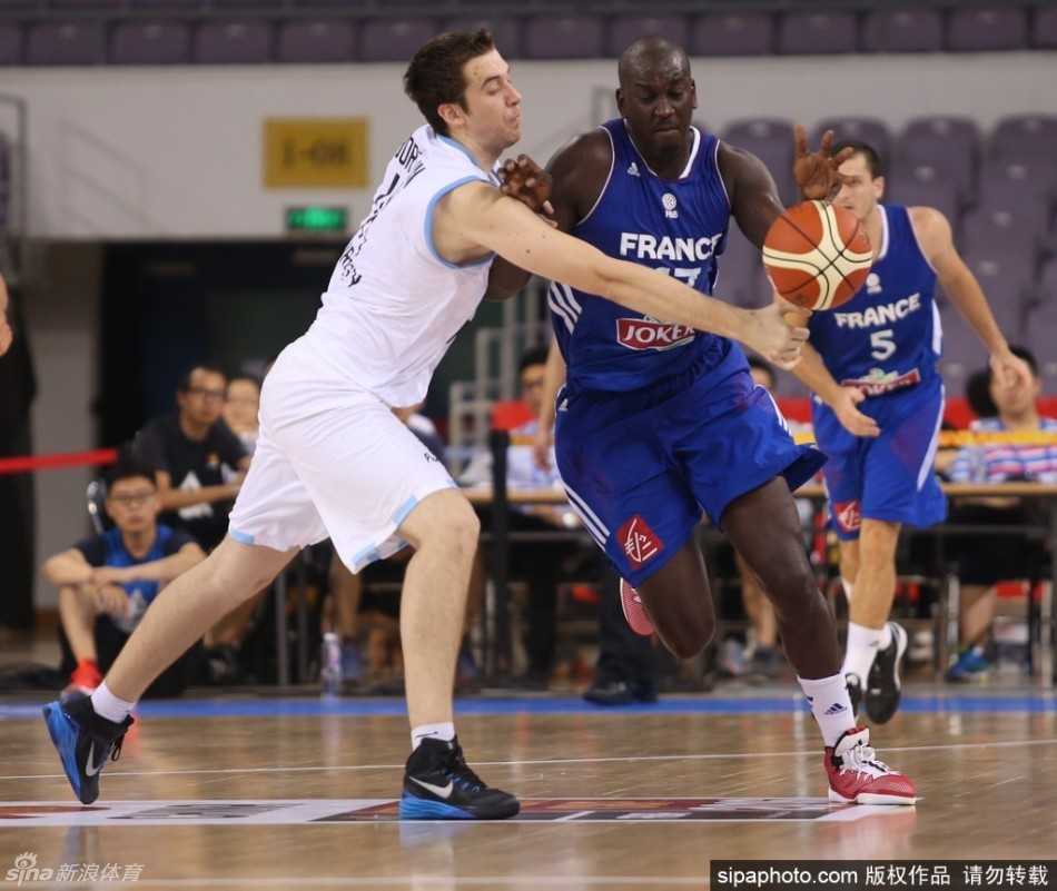 面对阿根廷队员的贴防，法国队球员果断选择背身单打，利用强壮的身体在篮下强打，试图挤开空间完成进攻。