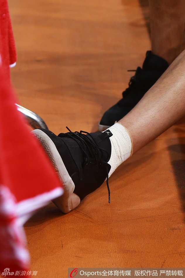 斯杯赛场边的无奈与期许 李慕豪的坎坷篮球路 李慕豪孤独地坐在场边球员通道的台阶上,双手抱膝,目光凝视着远方正在庆祝的队友,仿佛游离于喧嚣之外。