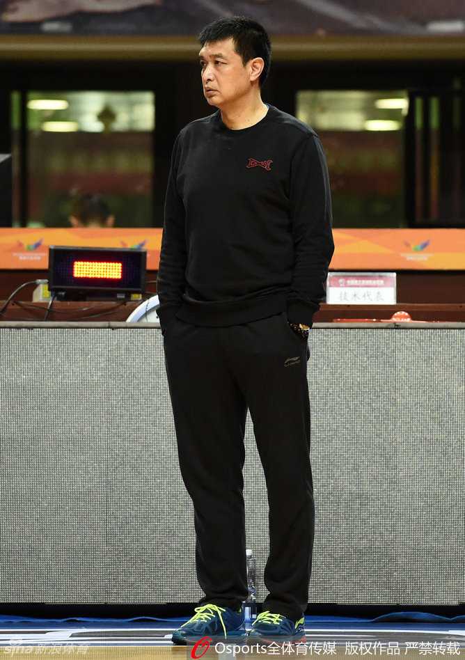 主教练闵鹿蕾双手叉腰，神情严肃地站在场边指挥着每一次攻防转换，他的存在就是球队的定海神针。