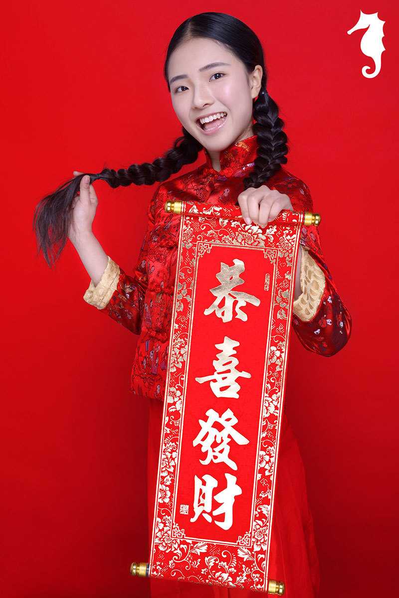 新春红运萌宝图鉴:穿唐装捧中国结的年味小仙女 身穿精致刺绣唐装的宝贝眼神俏皮地斜瞥一侧,嘴角微翘,一副精灵古怪的机灵样,仿佛在琢磨着新年捣蛋的小计划