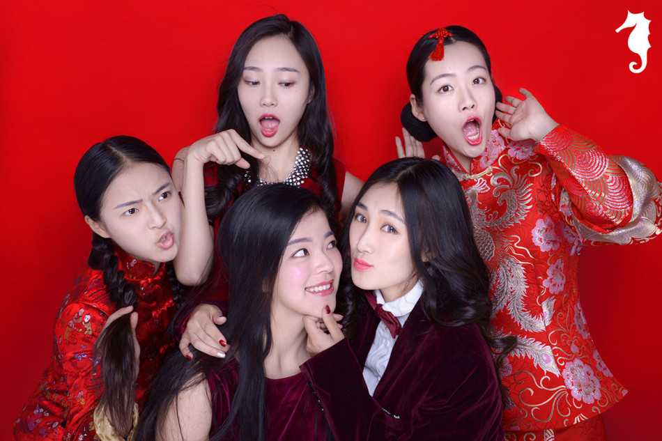 新春红运萌宝图鉴:穿唐装捧中国结的年味小仙女 身穿火红连衣裙的小女孩歪着头露出甜笑,裙摆随着她轻快的步伐仿佛在跳动,像一团燃烧在冬日里的小太阳,暖化人心