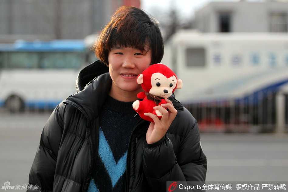 中国女篮队员黄红玭抵达集训地，神情沉稳，作为内线球员她将在集训中承担重要任务。