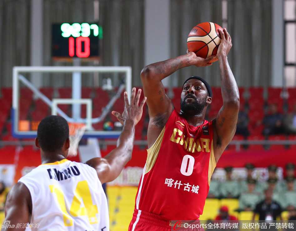 可兰白克在决赛中如猎豹般敏捷，他持球强行突破黎巴嫩队两人的包夹防守，腾空而起完成了一次高难度的上篮。