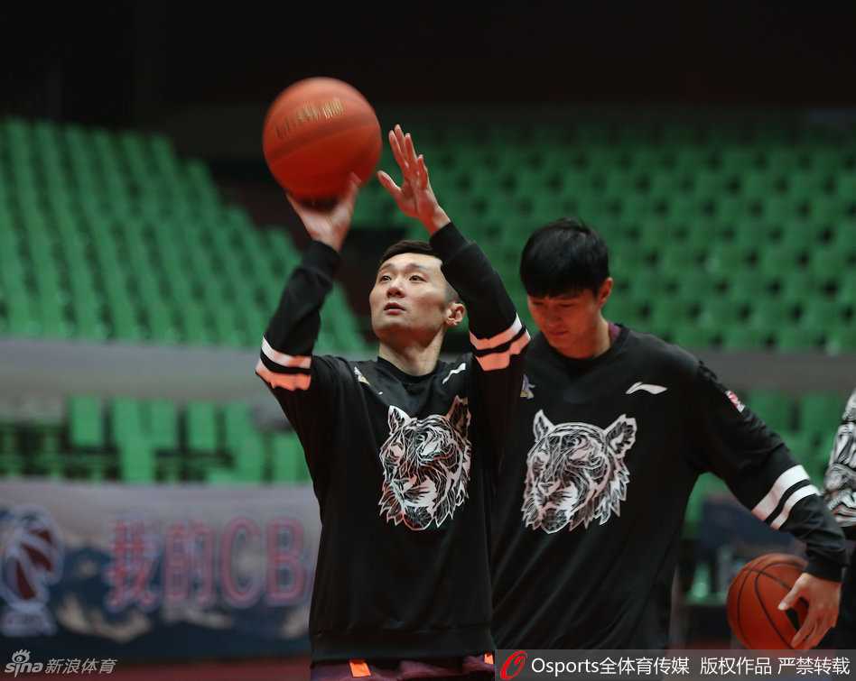 新疆男篮新春蓄力 周琦磨合待发剑指冠军 刘炜老当益壮投篮训练稳如磐石