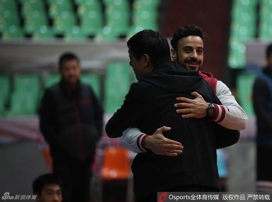 新疆男篮新春蓄力 周琦磨合待发剑指冠军 李根持球突破犀利如刀,冲击篮筐势不可挡