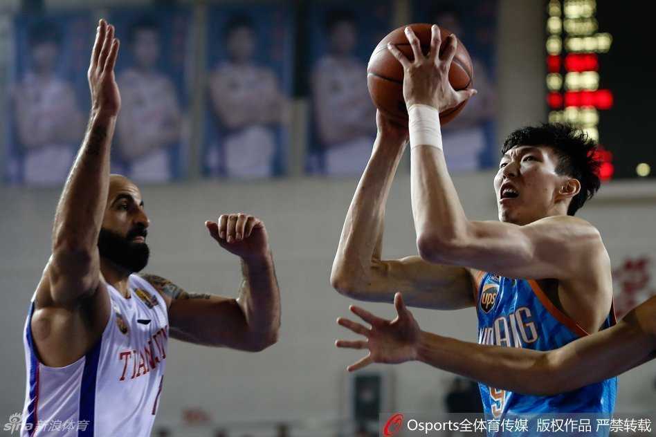 西热力江与张骥在篮下卡位时手臂纠缠在一起，双方怒目而视，空气瞬间凝固，火药味十足。