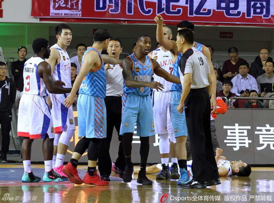 罗旭东面对旧主毫不手软，他加速突破，轻盈地跃起，在空中对抗后将球抛向篮筐。