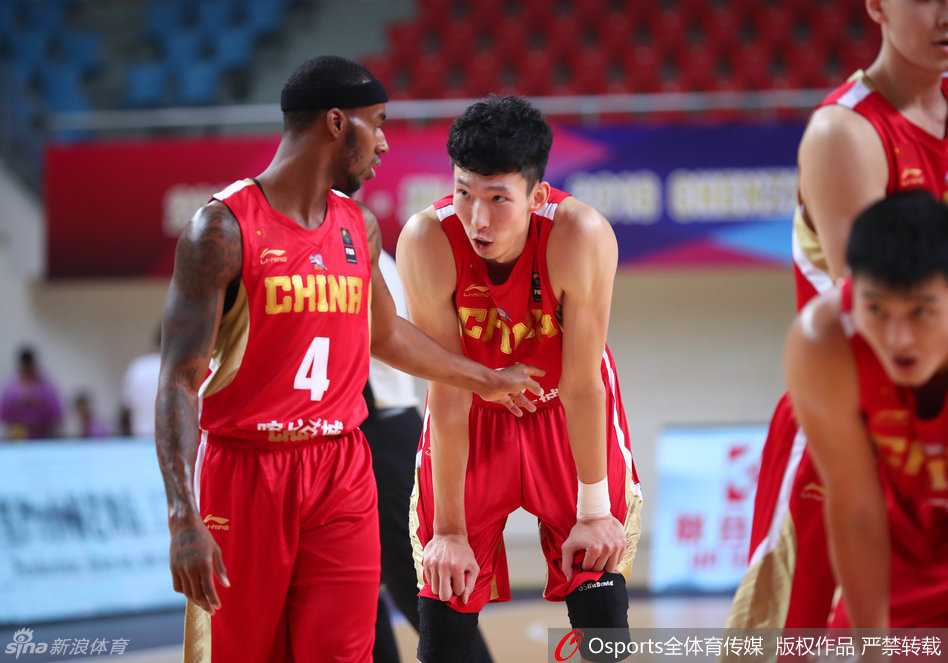 新疆飞虎亚冠杯首战大捷,众将齐心谱写新篇章 布拉切像一座山一样横亘在对手面前,他用强壮的身躯卡住位置,迫使对方难以进入内线,展现了他在防守端的威慑力。