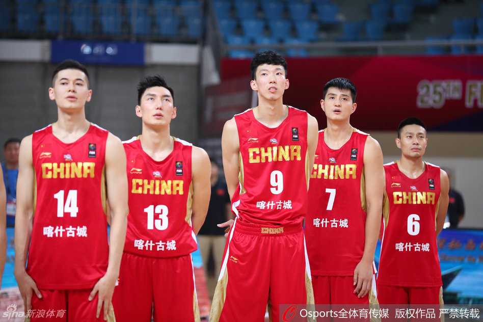 新疆飞虎亚冠杯首战大捷,众将齐心谱写新篇章 在庄严的国歌声中,新疆男篮全体将士肃立注目,眼神中流露出对胜利的渴望与为国争光的坚定信念。