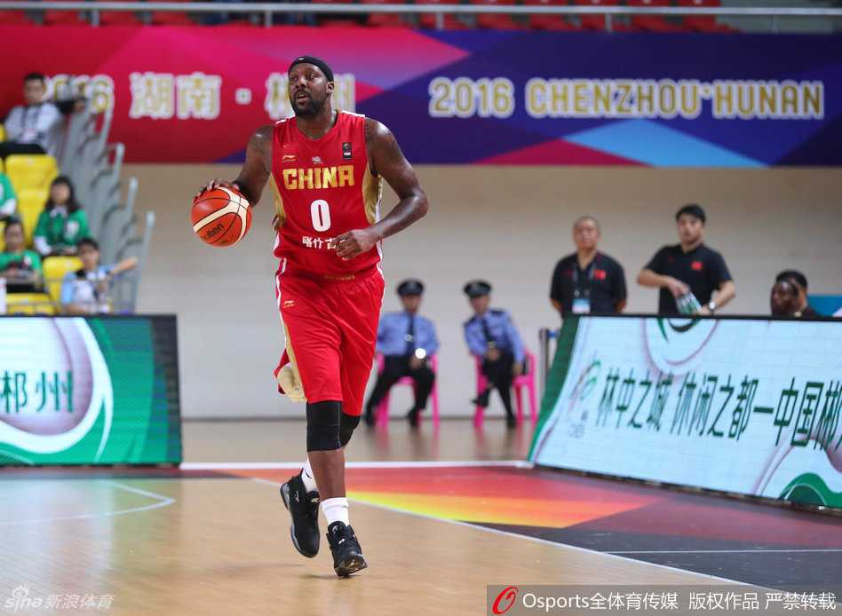 新疆飞虎亚冠杯首战大捷,众将齐心谱写新篇章 李根犹如一辆重型坦克碾压进对手防线,他运球强行突破,肌肉的碰撞中尽显力量之美,篮下的对手只能望其项背。