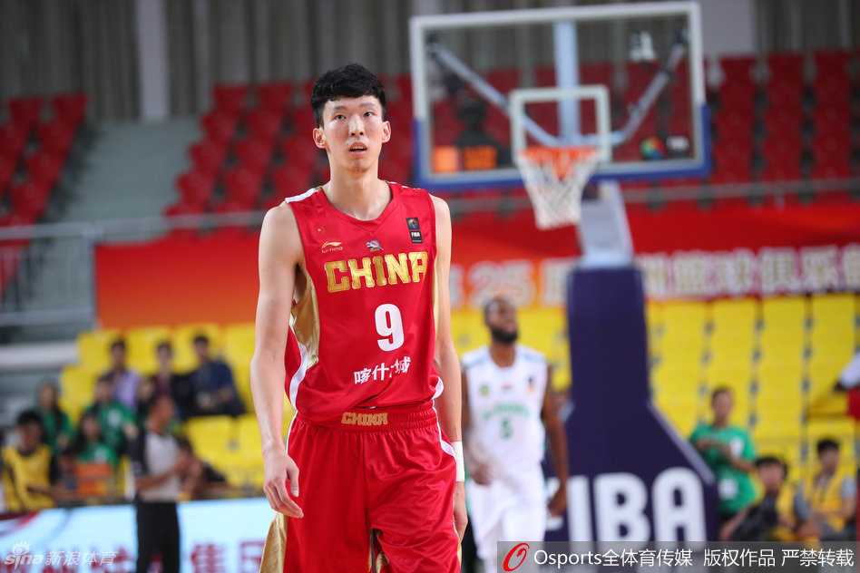 新疆飞虎亚冠杯首战大捷,众将齐心谱写新篇章 周琦在高位送出一记精妙的击地传球,皮球穿越防线准确找到切入的队友,这记极具想象力的传球展现了“大魔王”除封盖外的细腻技术。