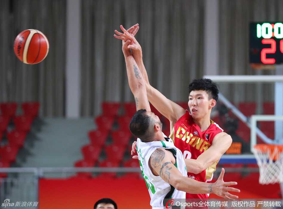 新疆飞虎亚冠杯首战大捷,众将齐心谱写新篇章 周琦与新搭档亚当斯在场上进行战术密谈,两人用手势比划着配合路线,眼神交汇间充满了对彼此的信任与对新赛季的期待。