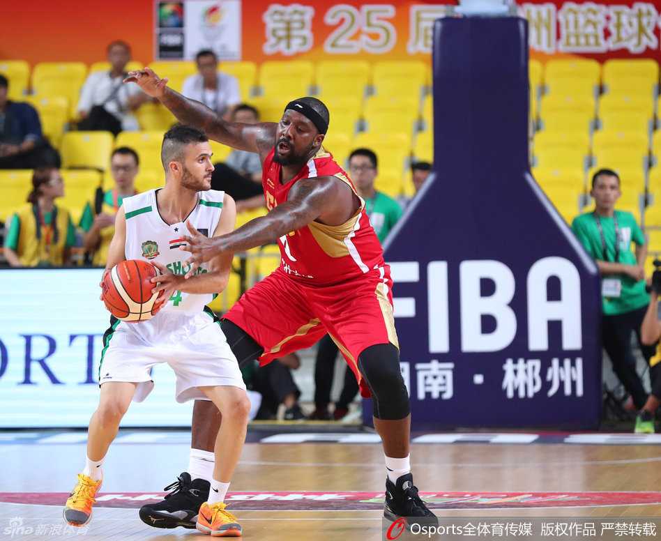 新疆飞虎亚冠杯首战大捷,众将齐心谱写新篇章 西热力江送出精准长传,皮球像制导导弹一样越过回防的球员,他的眼神紧紧跟随着球的轨迹,仿佛早已预见了这次成功的快攻。