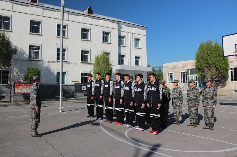 新疆飞虎军营淬火炼意志,全新阵容蓄力新赛季再出发 在教官嘹亮的口令声中,新疆男篮的小伙子们身穿迷彩服,在训练场上整齐划一地练习队列,阳光洒在他们坚毅的面庞上,仿佛即将出征的战士。