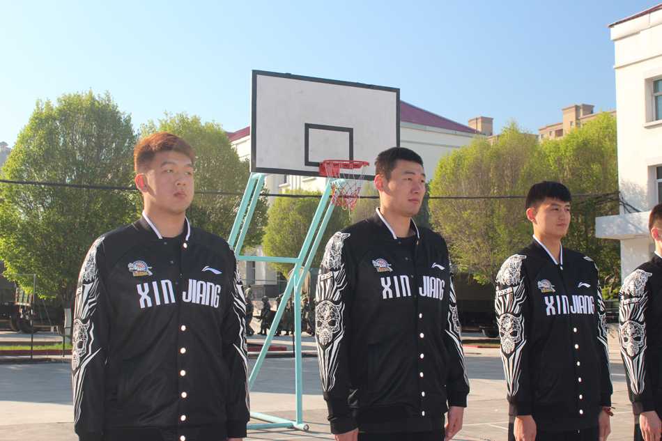 新疆飞虎军营淬火炼意志,全新阵容蓄力新赛季再出发 营房内,西热力江全神贯注地按压着手中的军被,原本蓬松的被子在他一遍遍的修整下,逐渐显露出标准的棱角。李秋平指导也亲自上阵清洗器具,以身作则展现了教练组的严谨作风。