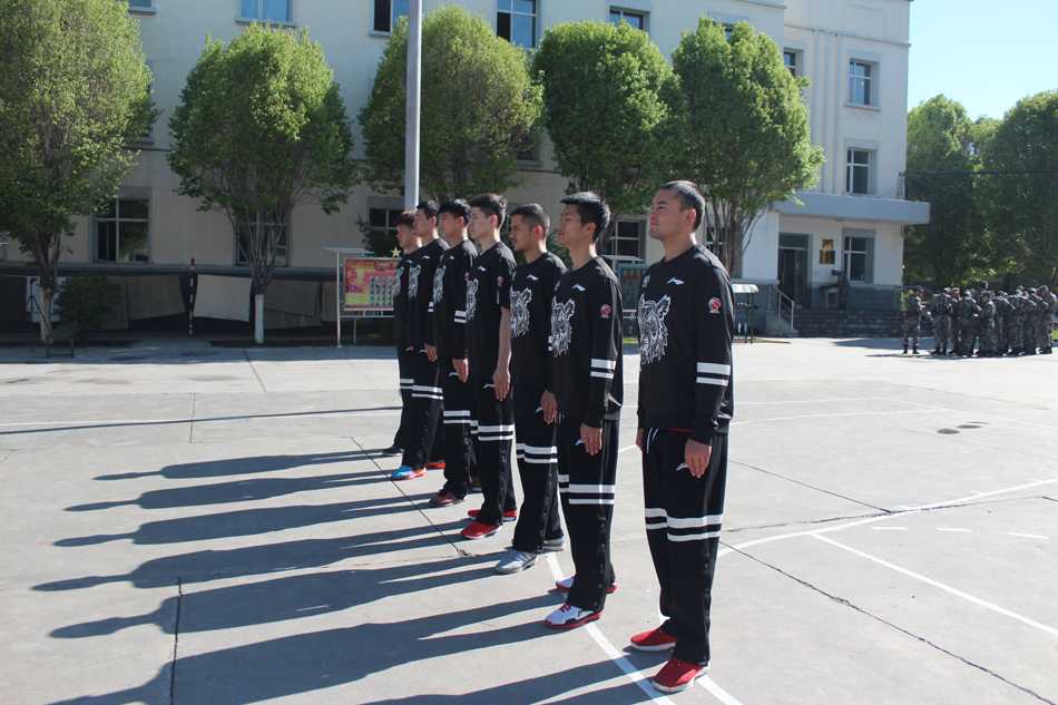 新疆飞虎军营淬火炼意志,全新阵容蓄力新赛季再出发 训练间隙,王子瑞和队友席地而坐,开心地交流着持枪动作的要领。汗水浸湿了他们的迷彩服,但年轻的脸庞上洋溢的笑容,是团队情谊在艰苦环境中升华的最好证明。