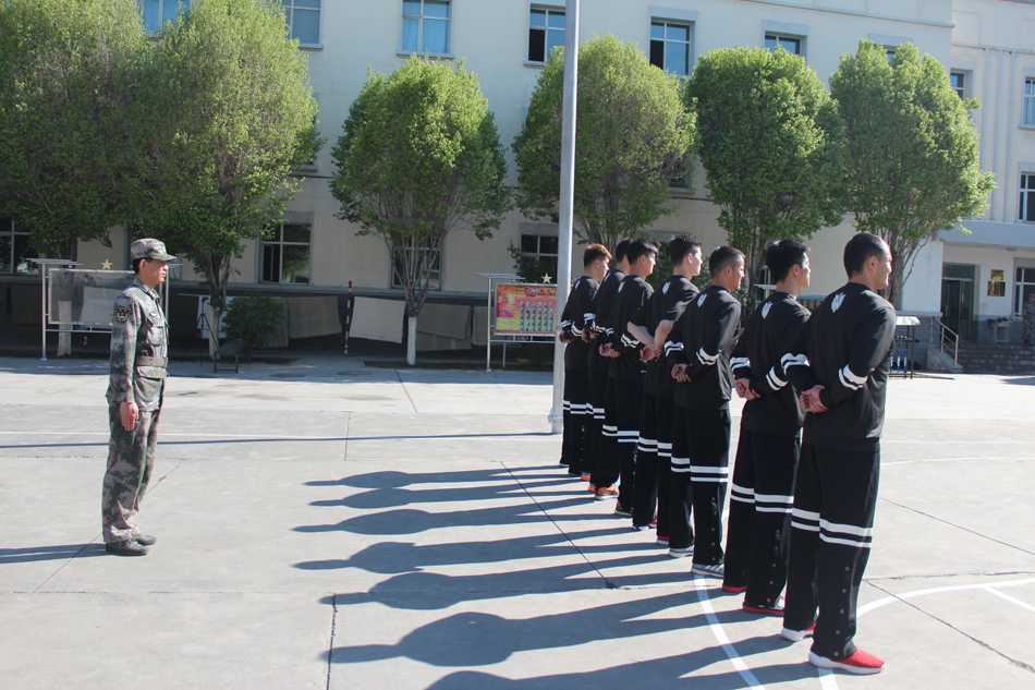 新疆飞虎军营淬火炼意志,全新阵容蓄力新赛季再出发 手持钢枪的苏伟和队友组成战术小组,眼神犀利地搜索前进。虽然只是模型枪,但他们一丝不苟的神态和紧绷的肌肉线条,完美诠释了球场上的防守悍将到了训练场同样具备的铁血气质。