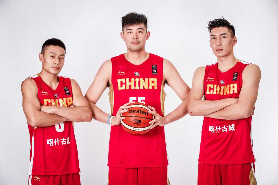 亚当斯身穿红色战袍在对手的严防死守下依然从容控球，眼神犀利地寻找着队友，他灵动的突破是撕裂对手防线的关键利刃。