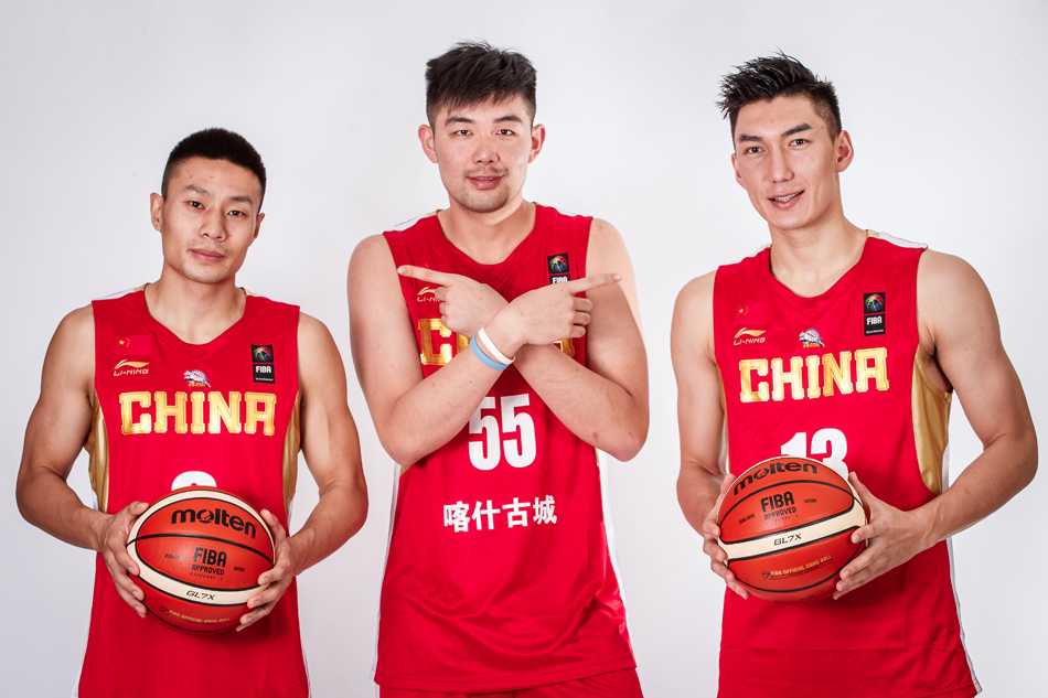 内线支柱周琦在红色球衣的映衬下高高跃起，张开双臂试图封盖对手的投篮，那巨大的防守覆盖面让对手感受到窒息的压力。