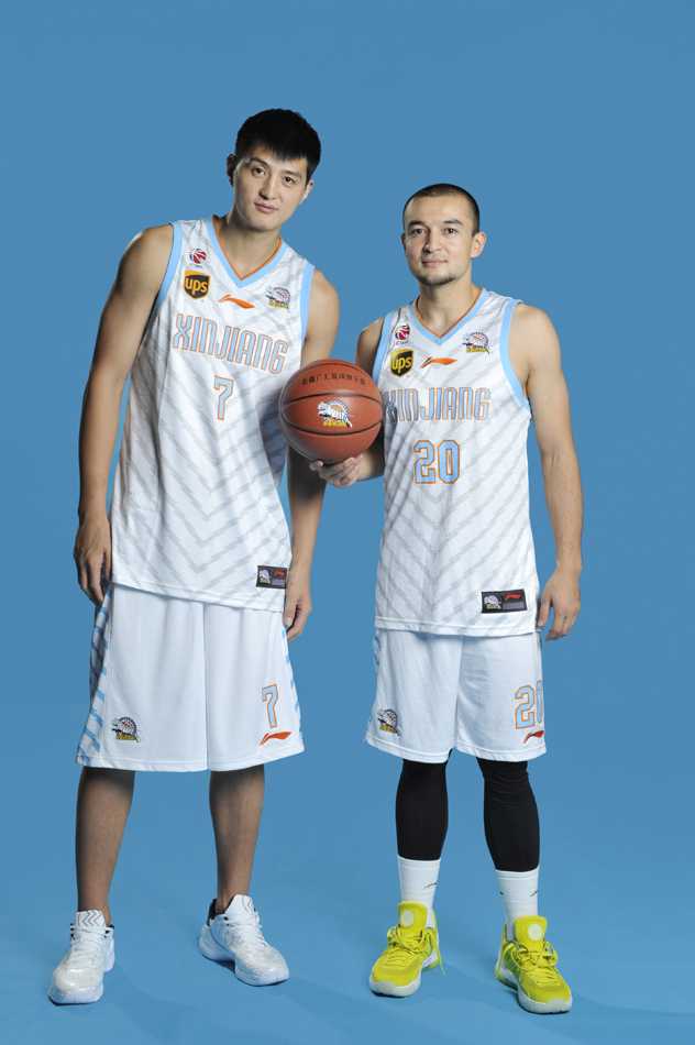 新疆飞虎群英谱:那些不长肉的真巨头与他们的冠军拼图 孙鸣阳和孙桐林在内线卡位,两人肌肉紧绷,虽然镜头定格,但那份属于内线悍将的力量感几乎要冲出屏幕。