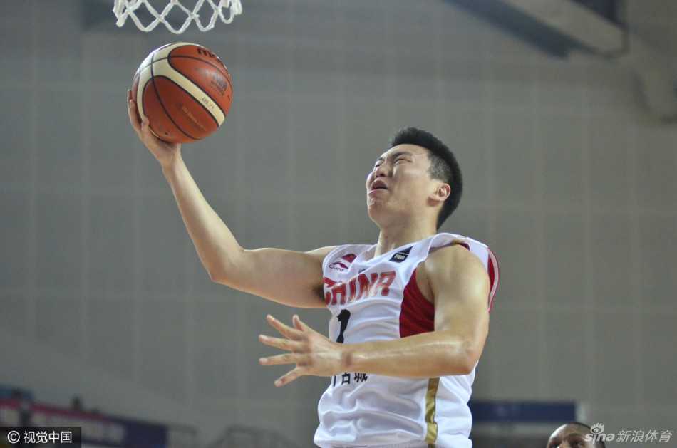 新疆飞虎郴州亮剑,亚冠杯上演得分狂潮 可兰白克·马坎持球面对防守,他身披新疆战袍目光如炬,双手紧紧握住篮球,正准备用一次坚决的突破撕开防线,为球队续上火力。