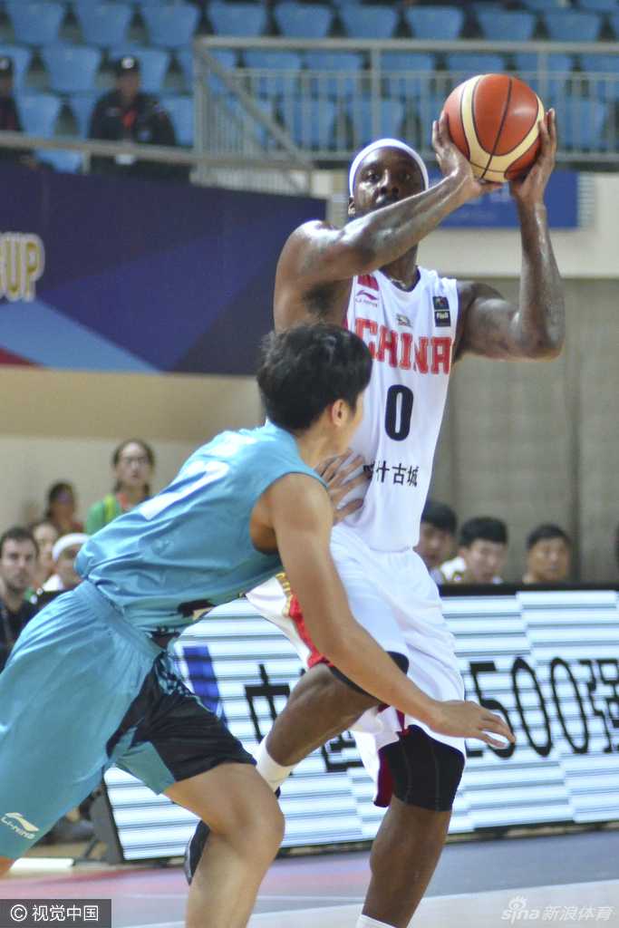 新疆飞虎郴州亮剑,亚冠杯上演得分狂潮 亚当斯运球快速穿过中线,马来西亚队的回防球员只能望其项背,他的身影在空旷的球场上显得格外迅捷,仿佛一道无法捕捉的流光。