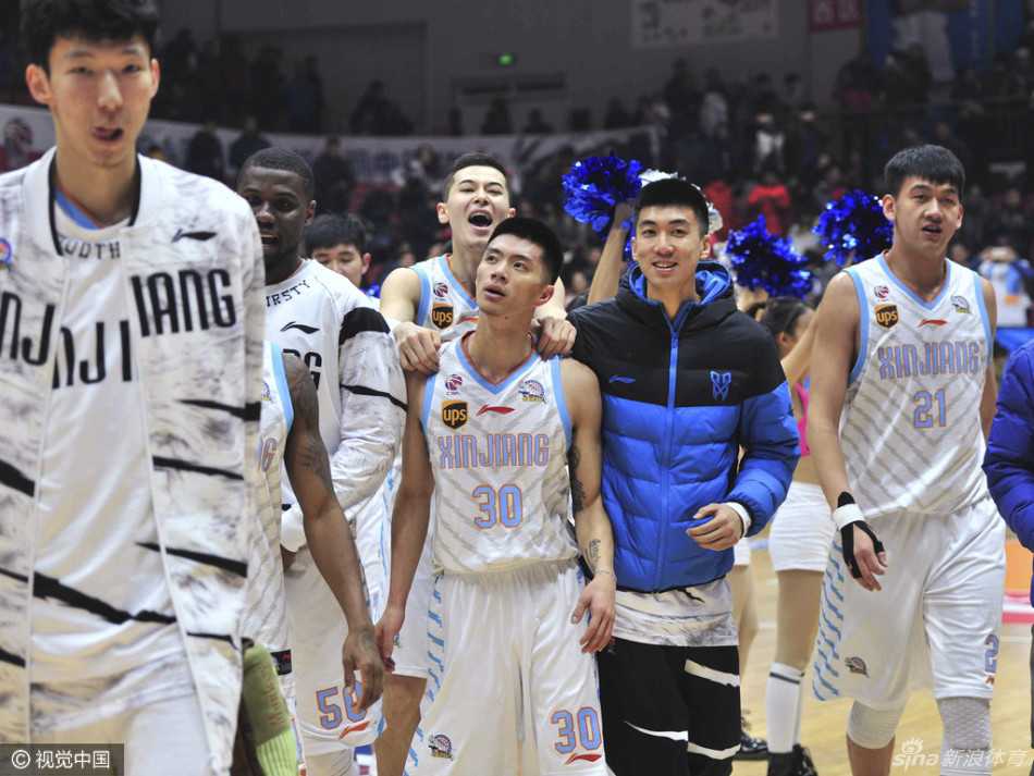 新疆队后卫王子瑞面对吉林队防守悍将，毫无惧色地持球加速突破，他眼神坚毅，步伐矫健，誓要撕裂对手的防线。