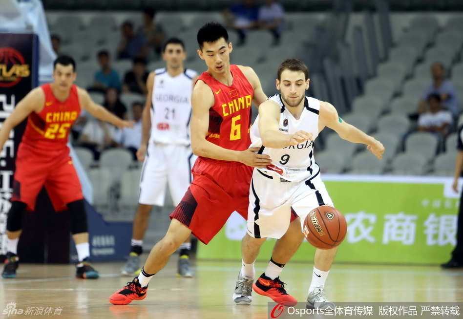 新虎王崔晋铭的篮球江湖 崔晋铭在赛场上演精准抢断,如闪电般出手将对手的传球路线切断