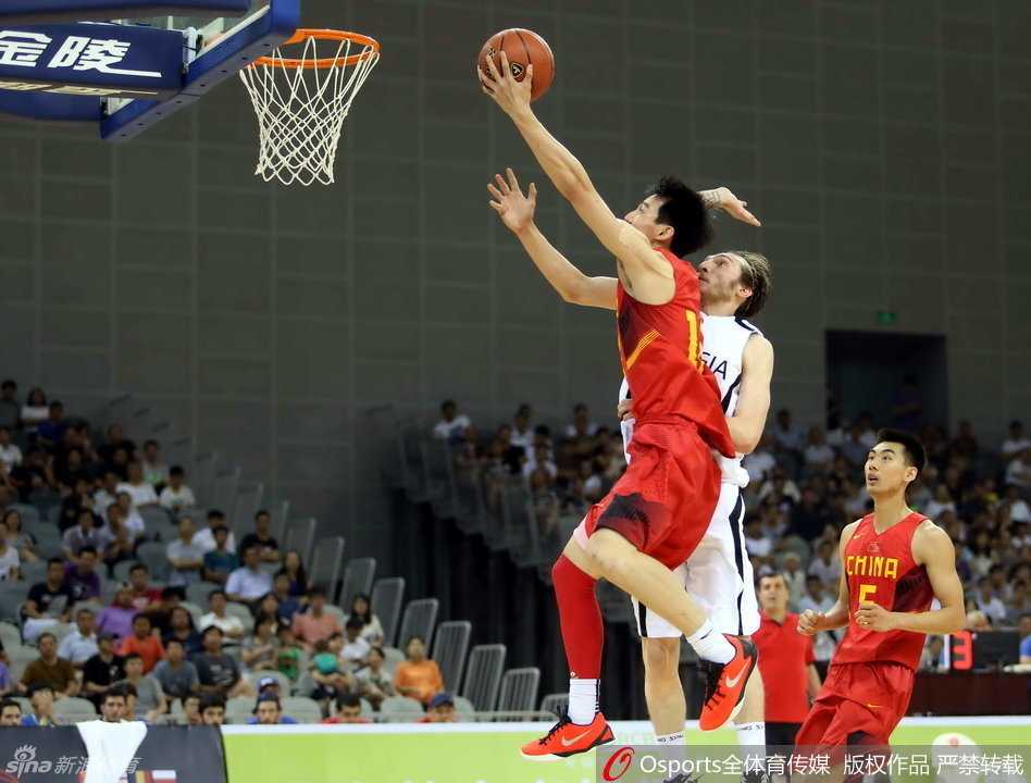 新虎王崔晋铭的篮球江湖 崔晋铭单手持球巧妙分给队友,眼神中透露出机敏与果决